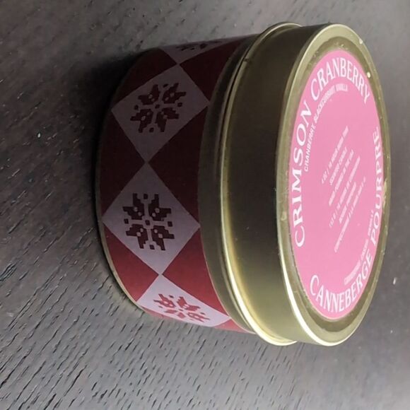 Urban Outfitters Cranberry Soy candle clean burn - Picture 2 of 4